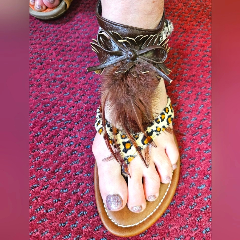 Kali‎ Footwear Feathered Sandals Sz 10
